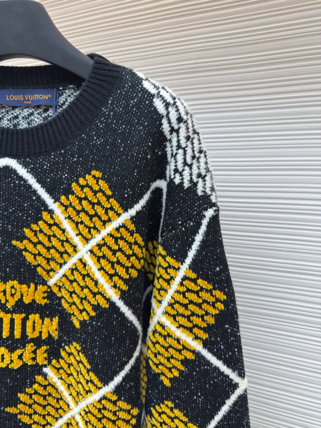 LOUIS VUITTON checkerboard checkered knitted sweater ●Authentic product: Purchased and developed for 14800 ●Item number: 1680234-B70 ●Fabric: wool blended fabric ●Technology: knitted ●Version: loose fit ●Weight: about 770 grams ●Size: XS-S-M-L ●Description: The white yarn is 50 wool special loop yarn, the black yarn is 28 count double-ply 50 wool blended yarn, the yellow yarn is 50 wool chenille, artificially finely patterned on the board, and the imported Stoll five-knitting machine is used to make the entire three-color sesame base jacquard process on the board. It is knitted using the latest wool-hanging machine. The newly knitted garment has many knots. It can be matched with the same style to create a fashionable look, and can be used in various occasions. It has customized accessories and complete three standards. It is the same style for men and women!